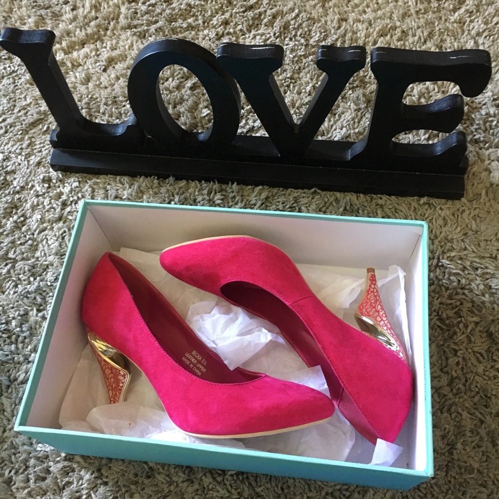 N.Y.L.A “Becka” Fuschia Suede Pumps - Picture 6 of 6